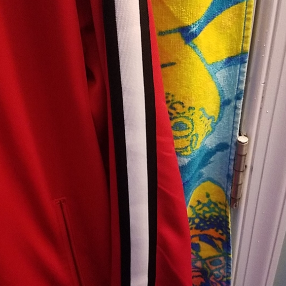 LAST ONE! XL: NWT Nike Zipped Jacket in Red - Picture 3 of 11